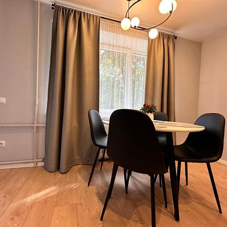 Parkside Escape: Stylish 1-Br Apartamento Riga Exterior foto