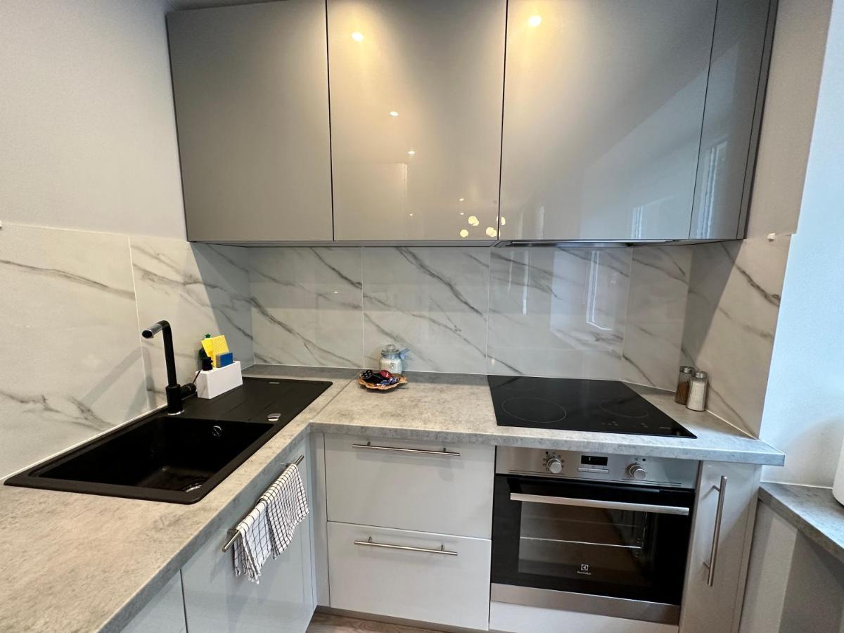 Parkside Escape: Stylish 1-Br Apartamento Riga Exterior foto