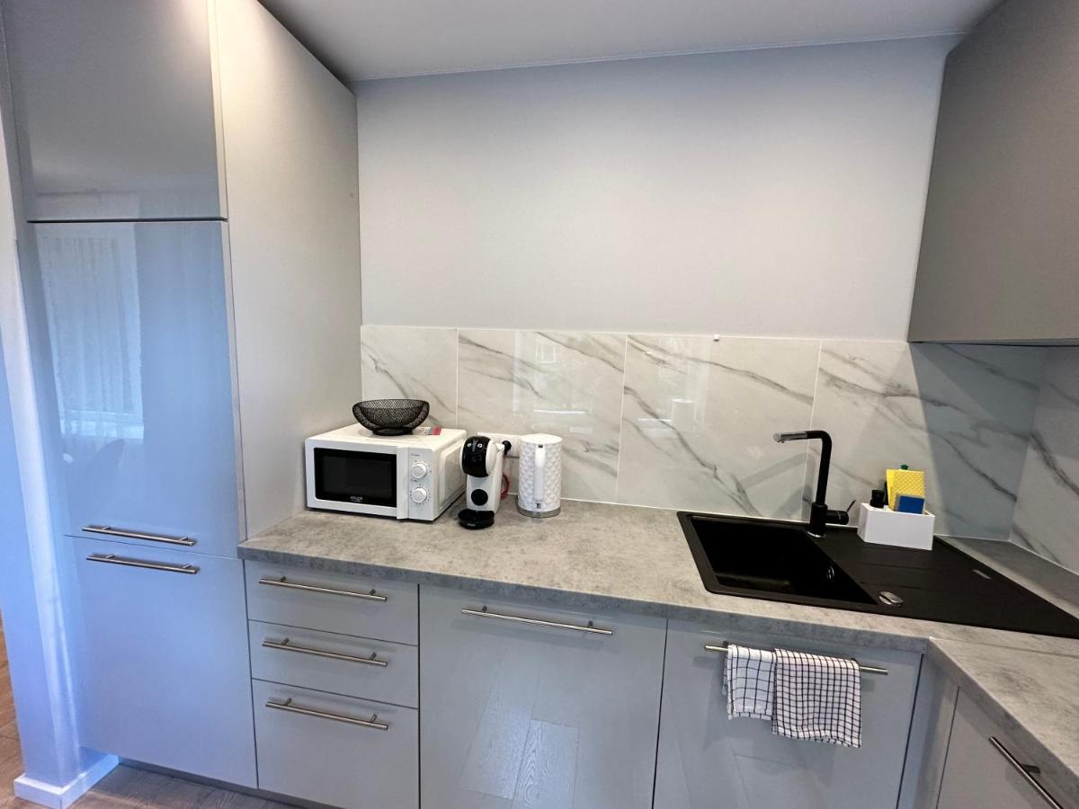 Parkside Escape: Stylish 1-Br Apartamento Riga Exterior foto
